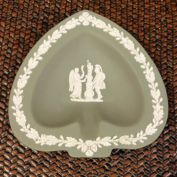Vintage Wedgwood Jasperware Trinket Dish Green Grecian Leaf Spade Heart - Picture 1 of 8
